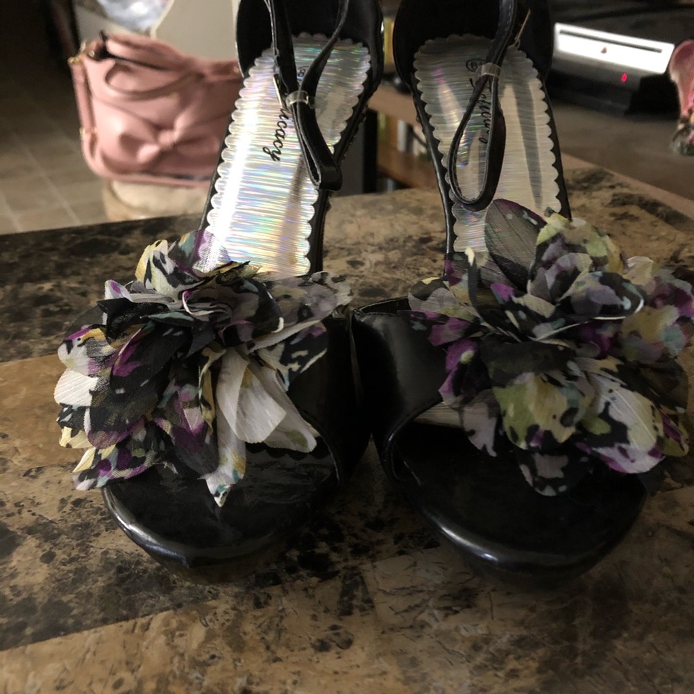 Women’s size 8 black heels